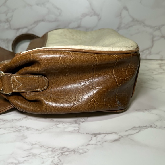 Elegant Carryland Cream and Brown Leather Shoulder Bag - Picture 8 of 13
